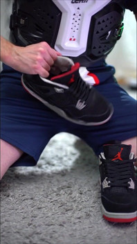 Играя с Jordan Ретро IV кроссовки и кончаю внутрь