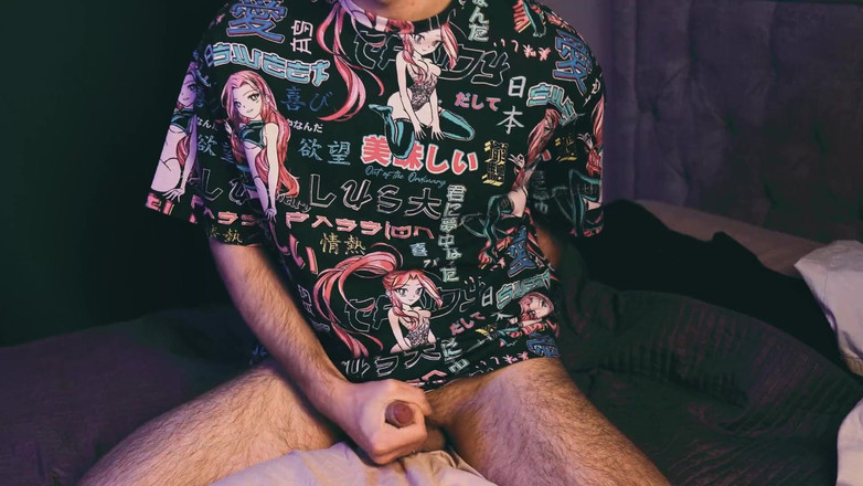 NoelDero: 애니메이션 티셔츠를 입은 젊은 남자가 큰 소리로 자위하고 정자로 베개를 얼룩지게합니다. 4K 비디오