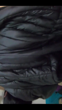 Milfycalla cara fodendo, de quatro e gozando sobre meu preto downjacket Linner 170