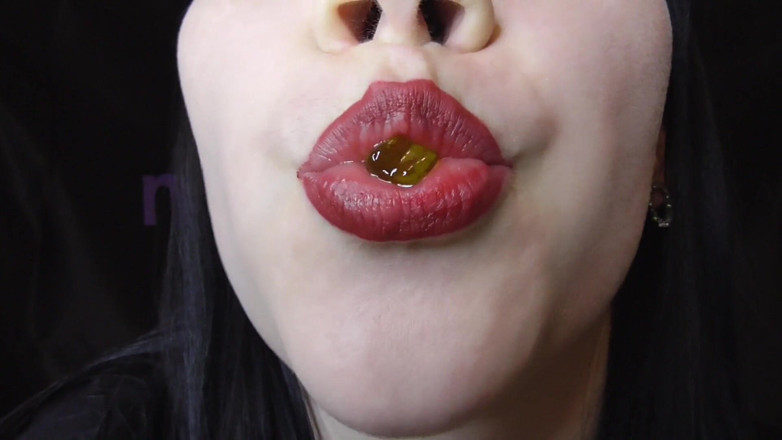 Anna Sky: グミベアを食べるセクシーな巨大娘