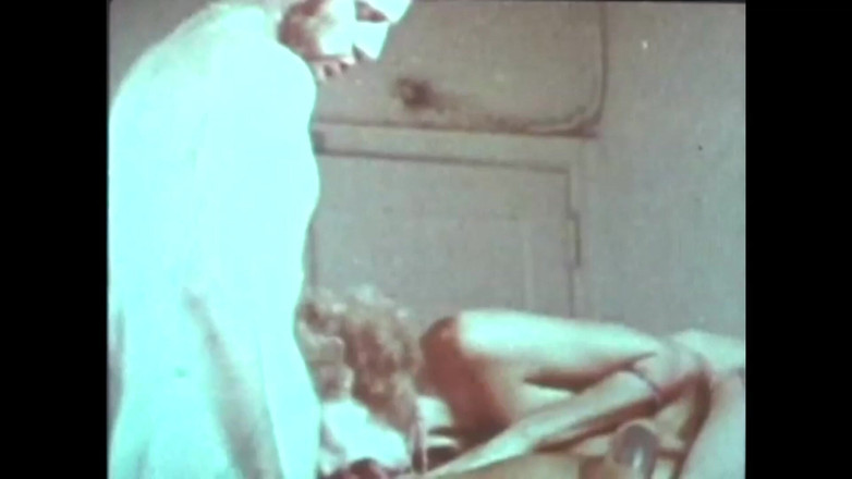 The Unforgettable: Vanessa dan Marlene bermain dengan bola