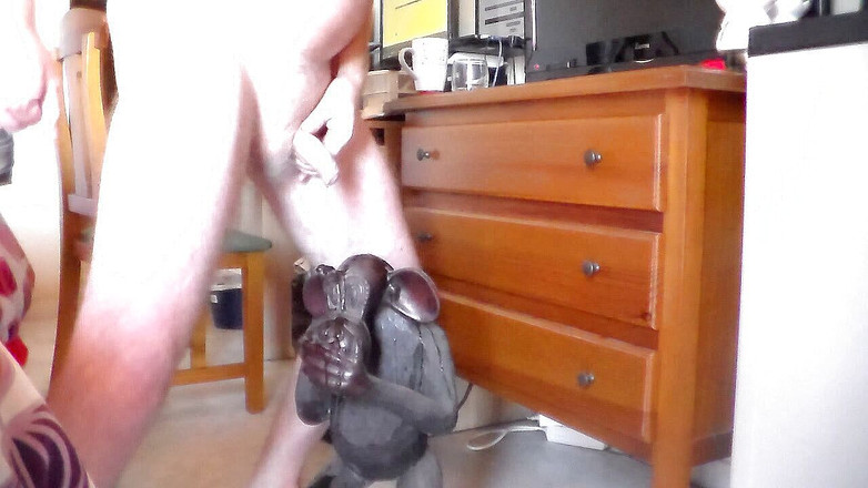 Sex hub male: John čůrá na sochu opi