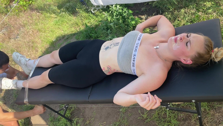 HotPrincessUA: 피크닉에서 테이프와 간지럼 : 간지럼 총 제어