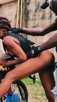 Seksi minyon motorcu Vera motosiklet turunda sikişmesi için büyük zenci yarağını baştan çıkarıyor