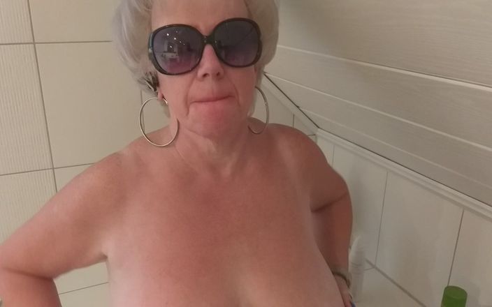 PureVicky66: Nenek semok ini kencing di bak mandi!