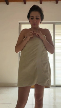 Minha meia-irmã sexy me pede para ajudá-la a tirar o sutiã, fico com tesão ao vê-la e acabo transando com ela com força.