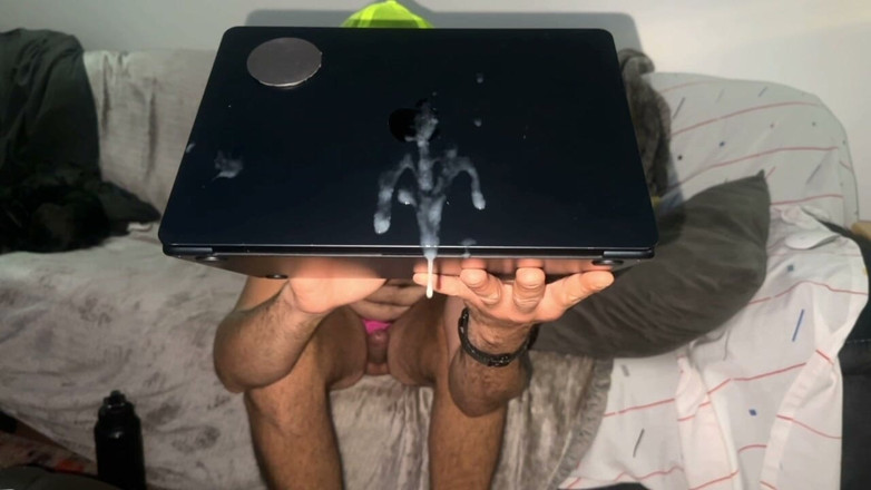 Maximus X: Laptop Cumshot