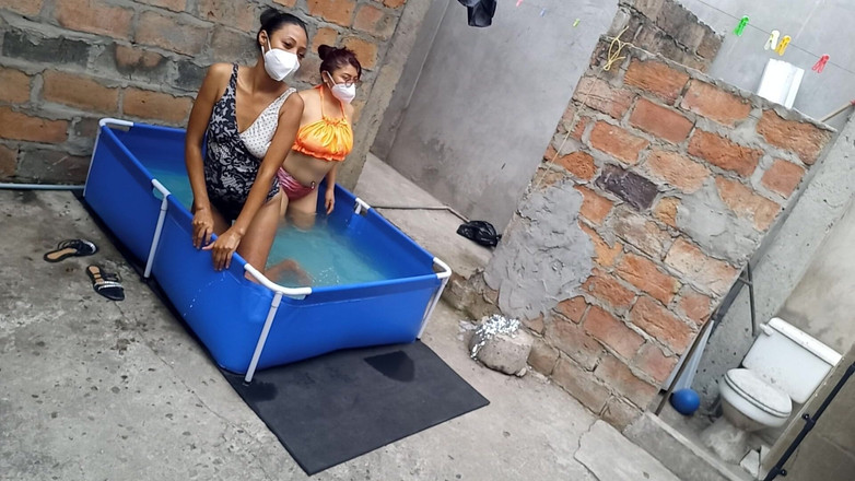 NEGRITA SEXY: Můj soused je v bazénu na sobě velmi lákavé a...