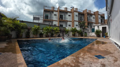 SkinnyWithAHugeDick: Sfw gioca a about nella nostra piscina