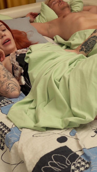 S1 ep2 la matrigna succhia il figliastro in un letto condiviso e viene sborrata dentro bloccato sotto il letto
