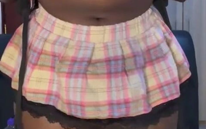 Nasty_hotbabe: Une étudiante noire à gros cul twerke et pète en uniforme d’université !