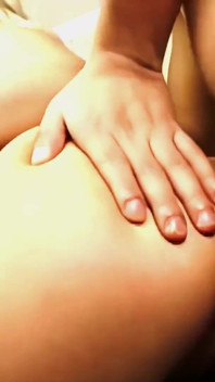 Georgia Peach se fait pénétrer par plusieurs bites bien dures et se fait baiser dans un gangbang