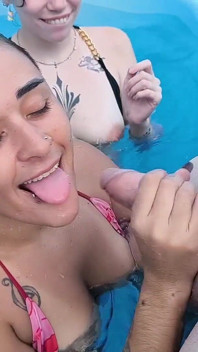3 amici birichini che pagano il proprietario della piscina su Xerecard