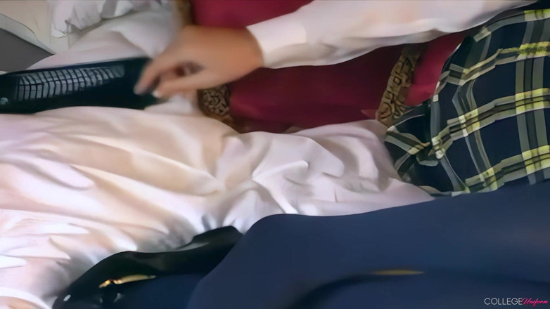 College Uniform: Striptease mit keria jones