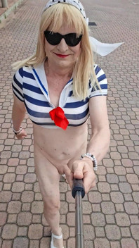 Sissymandy berjalan di luar