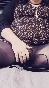 Trans menina levanta vestido e goza em sua meia-calça