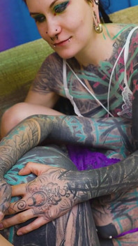 2 ragazze tatuate pesanti si fanno scopare il culo da un grosso cazzo
