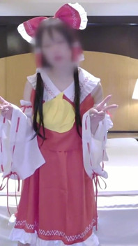 Štíhlá downer dívka ve stylu oblečení Cosplayer ukazuje své tiché kouzlo jako reimu svatá panna znovu 2