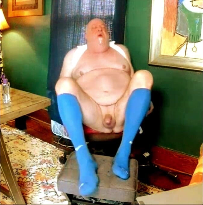 beardaddychub: Beardaddychub masturba para amigo para fazê-lo gozar!
