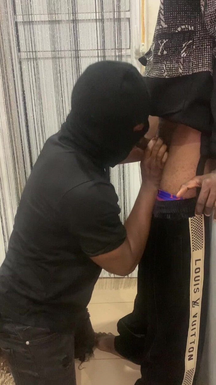 Enigmatic Buoy: उत्तेजित स्ट्रेट ट्विंक लंड चुसाई के लिए भीख मांगती है।