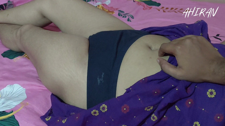 Aahan Ahiran: Giovane ragazza indiana del villaggio figa che si tocca con...