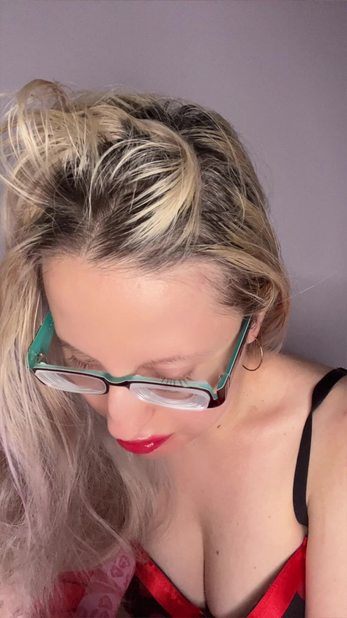 FinDom Goaldigger: कहानी मैं अपनी नई मोटी बड़ी eyeglasses.MP4 क्यों नहीं पहनती