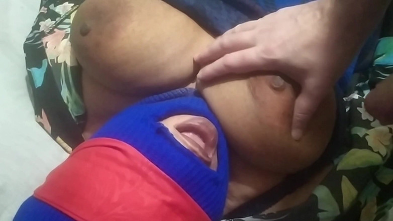 Sexsicouple: Cycata żona nieświadomie ssie dwa kutasy i połyka spermę