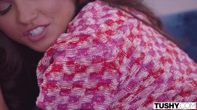 Tushy: タッシーの大学生はいつもアナルパンチのために急いで家に帰る