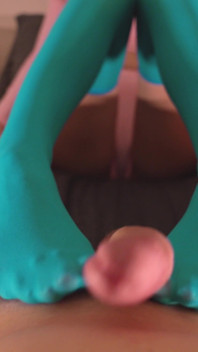 Punheta com os pés em meias azuis de nylon - porra nos pés