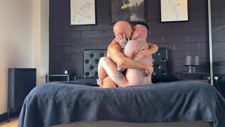 Danny Baldwin: Une grosse bite monstrueuse se fait baiser sans capote