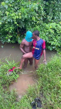 Sex uvnitř řeky Swampy Zaoblené divokými křovím