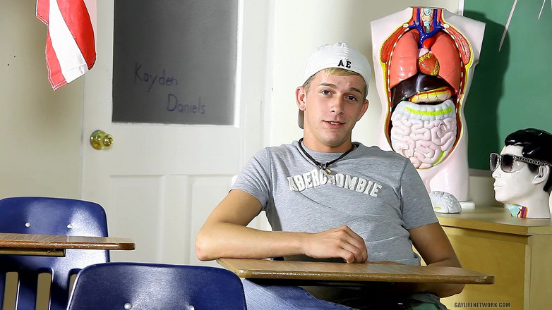 Teach Twinks: Feestman Kayden Daniels straalt sex-aantrekkingskracht uit