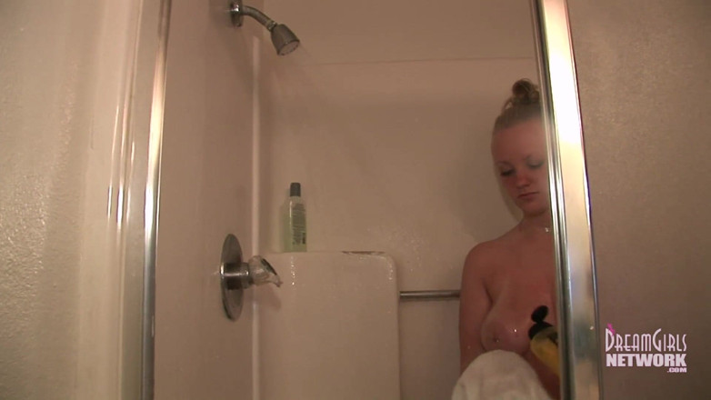 Dream Girls: Grandes tetas rubias jabones en la ducha