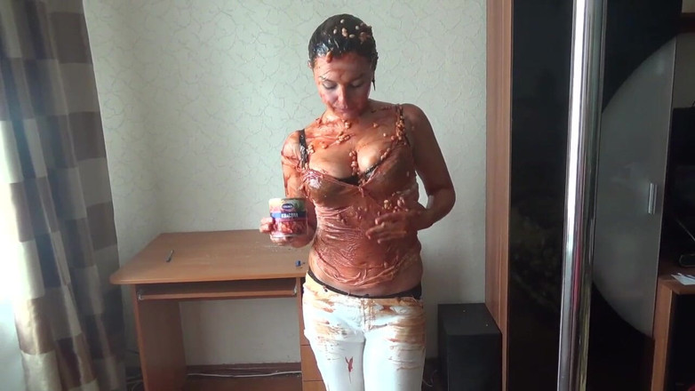 Sexy Milf: Mandi fetish ketchup dan sos - Kate