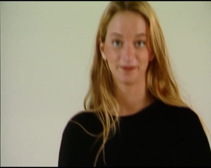 Deutsche Madchen: 来自德国的优雅宝贝脱下了她完美的衣服，但内衣留下来了