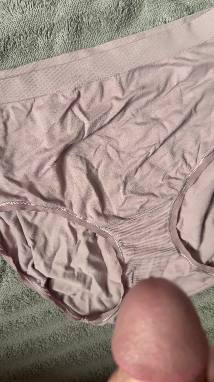 CumDaily: Xuất tinh vào quần lót của vợ 8