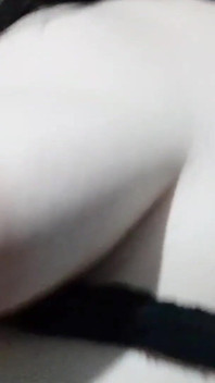 Awek Gergasi seksi Duduk Di Muka Awak