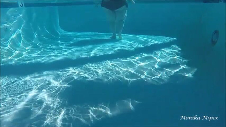 BBW Pleasures: 수영장에서 걷는 SSBBW 수중 보기