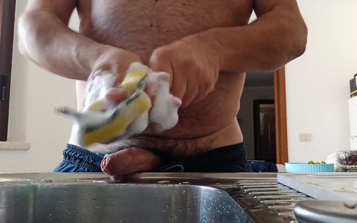 Kinky guy: Eu só queria lavar pratos, mas ele precisa fazer xixi