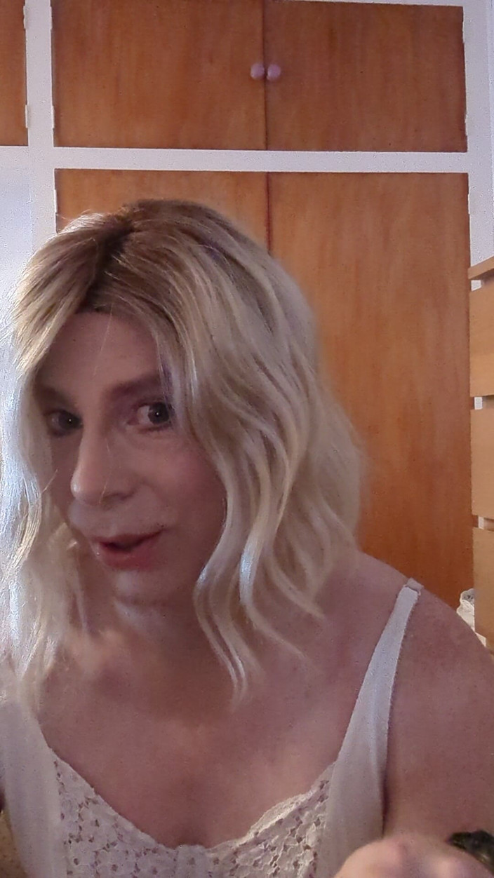 NikkiGee: クリトリスを吸い、精液を飲み込み、ひざまずいて大きく開きます!