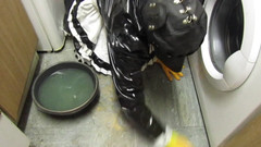 Lilly Disgrace: Bezcenná Sissy Scrubbing Špinavá podlahy
