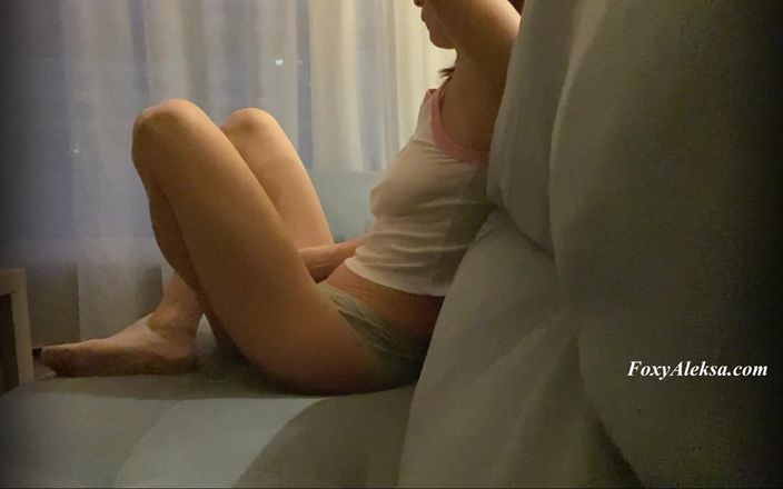 FoxyAleksa: Thủ dâm âm hộ nhỏ nhắn khi không ai nhìn thấy