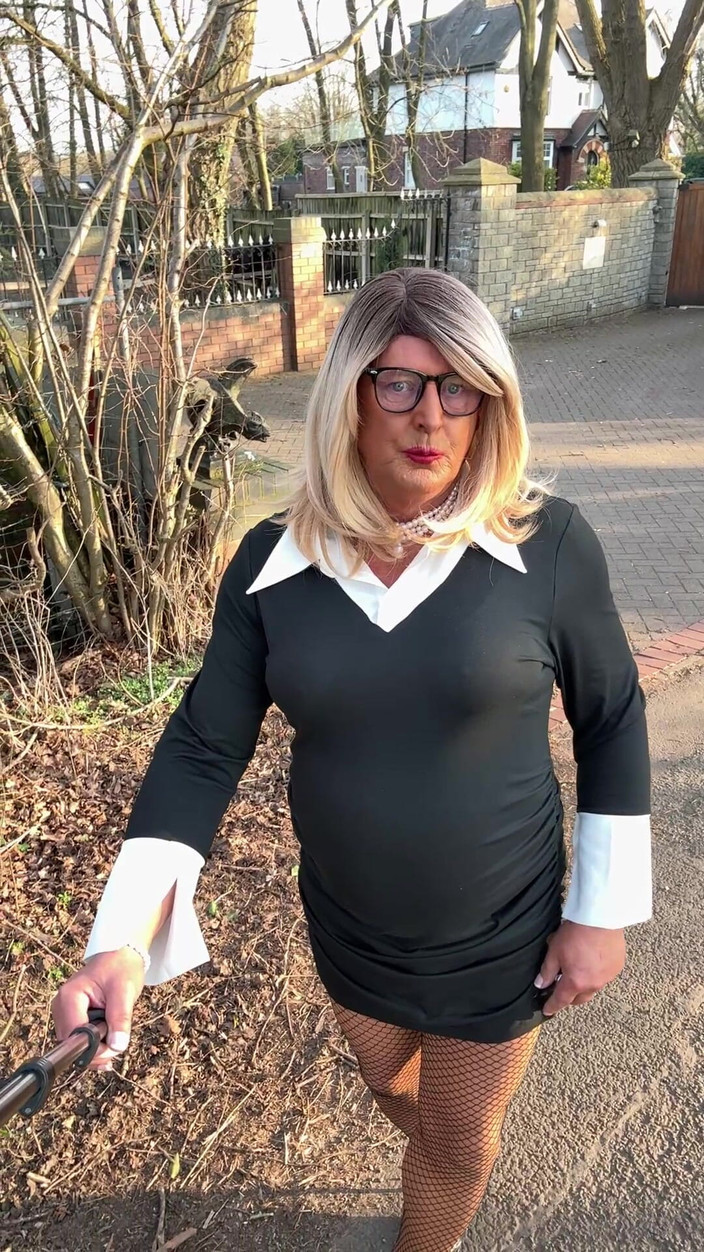 Kellycd2022: Sexy Crossdresser Kellycd2022 Procházka uličkou