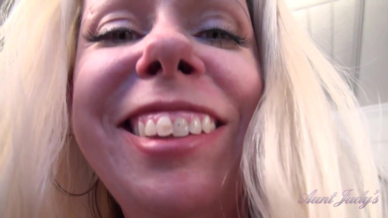 Aunt Judy's: Twoja owłosiona mamuśka macocha Liz ssie twojego kutasa (POV)