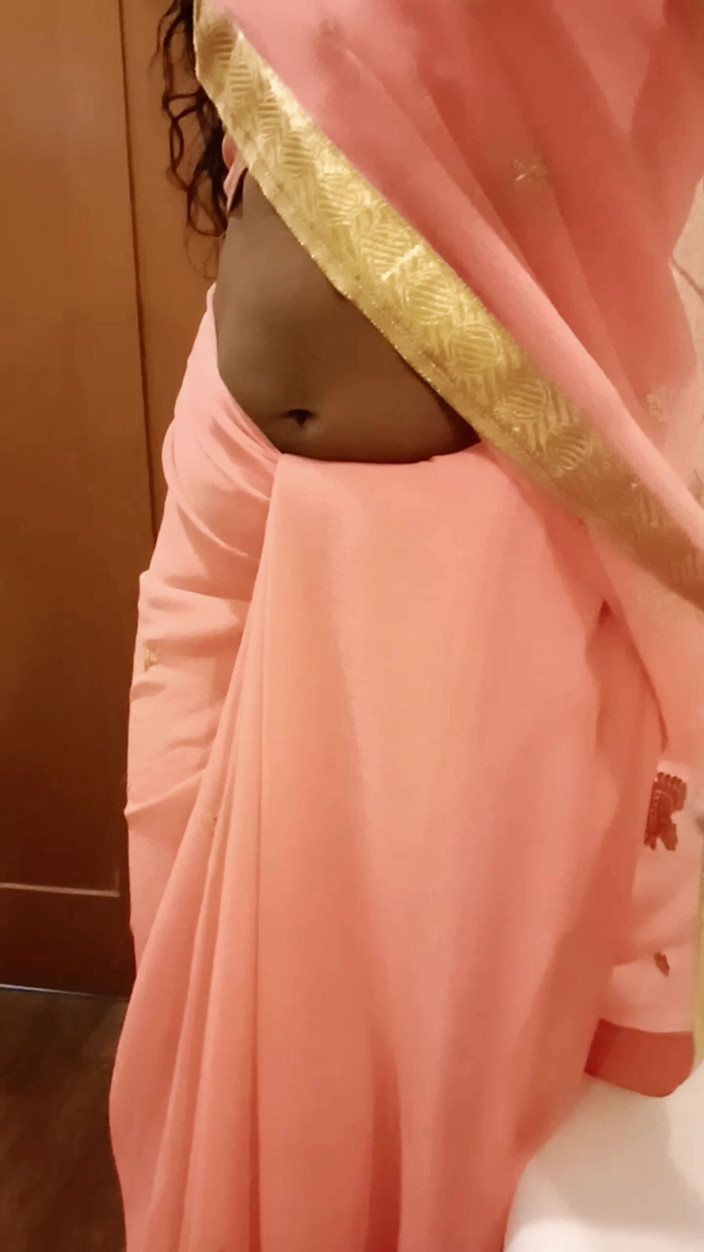 RenuRaj: Velký zadek a kundička desi tamilské manželky Renu škádlení v Saree...