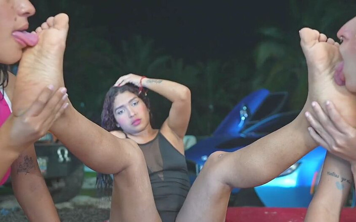 Good Girls Mansion: Kouření a lízání nohou její kamarádky a pak kouření zadku...