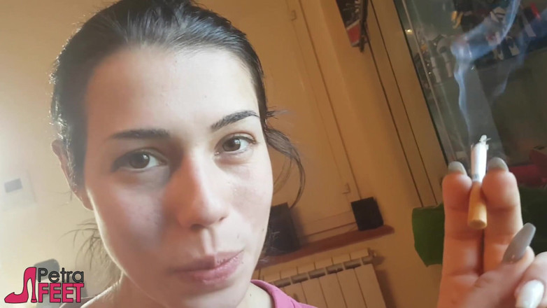 Smokin Fetish: Una seducente ragazza italiana fuma un sigaro in primo piano...