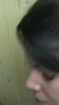 Děvka připoutaná připravená na záchodě