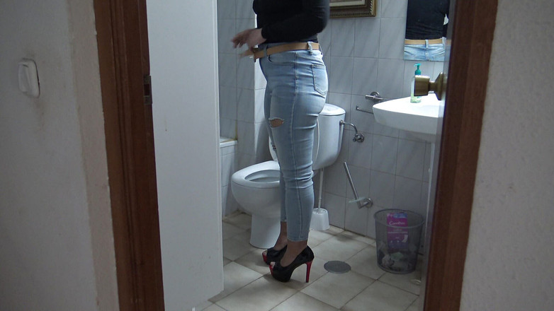 Stepmom Susan: 继母发现我在看她撒尿，她并不在乎