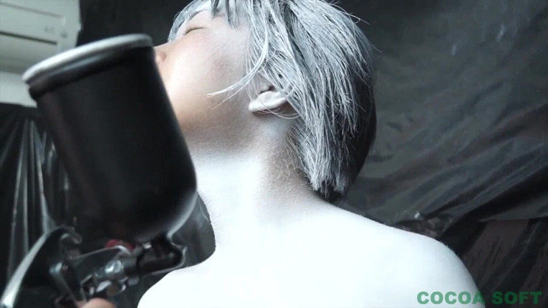 Cocoa Soft: 甘いアジア人の顔と体に白いペンキ